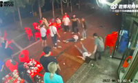 Camera ghi lại cảnh nhóm phụ nữ bị lôi ra ngoài nhà hàng rồi đánh đập dã man