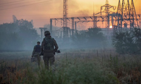 Binh lính Ukraine đi tuần ở Sievierodonetsk ngày 20/6. (Ảnh: Reuters)