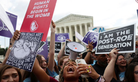 Người biểu tình phản đối luật cấm nạo phá thai tập trung bên ngoài trụ sở Toà án tối cao Mỹ ngày 24/6. (Ảnh: Reuters)