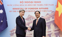 Bộ trưởng Ngoại giao Bùi Thanh Sơn và người đồng cấp Úc Penny Wong trong cuộc gặp ngày 27/6 tại Hà Nội. (Ảnh: Như Ý)