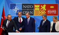Tổng thống Thổ Nhĩ Kỳ Tayyip Erdogan, Thủ tướng Thuỵ Điển Magdalena Anderson, Tổng thư ký NATO Jens Stoltenberg, Tổng thống Phần Lan Sauli Niinisto và Ngoại trưởng Thổ Nhĩ Kỳ Mevlut Cavusoglu trong lễ ký thoả thuận ở Madrid ngày 28/6. (Ảnh: Reuters) 