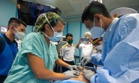 Các bác sĩ, y tá trong Chương trình Đối tác Thái Bình Dương thực hiện thủ thuật y tế cho bệnh nhân ở Phú Yên. (Ảnh: Fb)