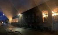 Đám cháy ở nhà kho lớn đến mức lực lượng cứu hỏa phải mất 4 ngày để dập lửa
