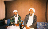Osama bin Laden (trái) và cố vấn Ayman al-Zawahiri 