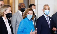 Chủ tịch Hạ viện Mỹ Nancy Pelosi (áo xanh) có chặng dừng chân ngắn ở Đài Loan trước khi sang Nhật Bản. (Ảnh: Reuters)