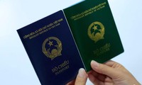 Hộ chiếu mẫu mới của Việt Nam có màu xanh tím than (trái)