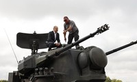 Thủ tướng Đức Olaf Scholz ngồi trên một khẩu pháo phòng không hồi tháng 8. (Ảnh: EPA-EFE)
