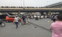 Giây phút Mercedes tông hàng loạt xe máy trên phố Hà Nội