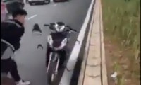 Hình ảnh nam thanh niên đập phá chiếc xe máy. Ảnh cắt từ video