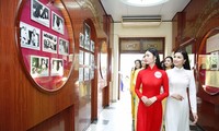 Thí sinh Hoa hậu Việt Nam thăm Bến Nhà Rồng