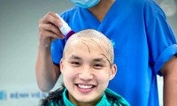 Bác sĩ trẻ “cạo đầu” vào tâm dịch gây “bão” mạng xã hội