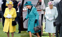 Bạn có muốn biết Nữ hoàng Anh Elizabeth II luôn mang theo những gì trong túi xách?