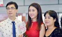 Hình ảnh hoa hậu Đỗ Mỹ Linh tại sân bay.