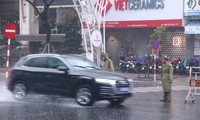 Cảnh sát giao thông đội mưa làm nhiệm vụ APEC