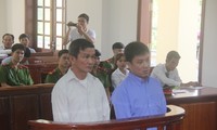 Hai bị cáo Thượng và Giang tại phiên tòa