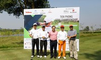 Nhà báo Lê Xuân Sơn (đứng giữa) chụp ảnh lưu niệm cùng các golfer.