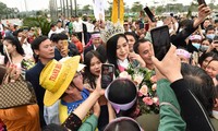 Người dân xứ Thanh chào đón Hoa hậu Đỗ Thị Hà lần đầu trở về sau đăng quang