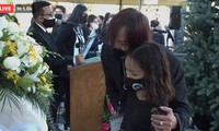 Việt Hương bật khóc khi thấy hình ảnh con gái đứng trước linh cữu nghệ sĩ Chí Tài ở Mỹ