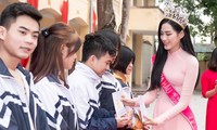 Hoa hậu Đỗ Thị Hà trao học bổng cho học sinh có hoàn cảnh đặc biệt khó khăn, học sinh nghèo hiếu học ở trường THPT Hậu Lộc 3.