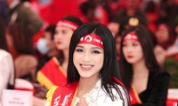 Hoa hậu Đỗ Thị Hà cùng hai Á hậu rạng rỡ tại ngày hội chính Chủ nhật Đỏ