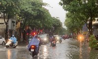 Hình ảnh nhiều tuyến đường Hà Nội ngập úng cục bộ sau cơn mưa lớn
