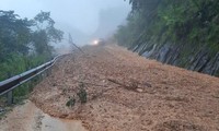 Hình ảnh quốc lộ qua Điện Biên sạt lở, ách tắc sau cơn mưa lớn