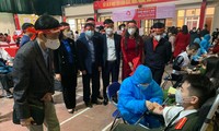 Đại diện báo Tiền Phong, Ban tổ chức chương trình "Lễ hội xuân hồng- Chủ nhật đỏ 2022" thăm, động viên người hiến máu tình nguyện -Ảnh: Duy Chiến 