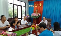 Phóng viên báo Tiền Phong (Áo xanh ngoài cùng bên phải) đặt nghi vấn bảng điểm khủng đối với lãnh đạo Sở GD &ĐT Lạng Sơn (giữa) *ảnh: PL
