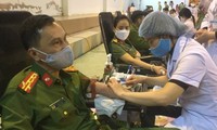 Rất đông cán bộ chiến sỹ Công an Lạng Sơn tham gia hiến máu tình nguyện .Ảnh Duy Chiến