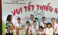 Bí thư tỉnh ủy Lạng Sơn Lâm Thị Phương Thanh (ngoài cùng, bên trái) tặng máy lọc nước và nhiều phần quà cho các em thiếu niên, nhi đồng Trung tâm Bảo trợ XH tỉnh Lạng Sơn .Ảnh: Duy Chiến 