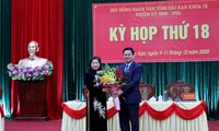 Bà Phương Thị Thanh (bìa trái) nhận hoa chúc mừng của Lãnh đạo Tỉnh ủy Bắc Kạn. Ảnh: TL