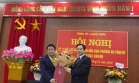 Ông Nguyễn Quang Tuấn (bìa trái) nhận quyết định đảm nhiệm chức vụ Bí thư huyện ủy Văn Quan .Ảnh: Duy Chiến 
