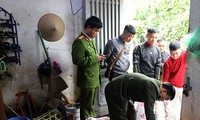 Lực lượng chức năng khám xét "tổng kho" chứa động vật hoang dã ở thành phố Lạng Sơn .Ảnh: H. Thơ