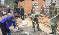 Đoàn viên, thanh niên Trung đoàn 123 Lạng Sơn và nhân dân trên công trình xây dựng nhà nhân ái .Ảnh: Duy Chiến