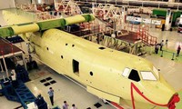 Thân của một thủy phi cơAG-600 được lắp ráp ở tỉnh Quảng Đông, Trung Quốc, hôm 17/7. Ảnh:China Daily/ANN