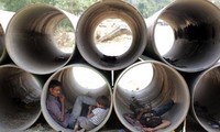 Nhiều người phải trú trong ống cống để tránh cái nóng gay gắt ở Ấn Độ (Nguồn: EPA).