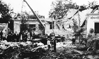 Bệnh viện Bạch Mai bị ném bom trong đợt không kích tháng 12/1972. Ảnh: Giang Huy chụp lại từ triển lãm. 