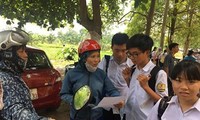 Học sinh tại điểm thi THCS Ngũ Hiệp, Thanh Trì sau khi thi môn Ngữ Văn. 
