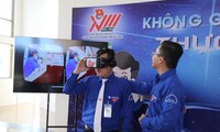 Đại biểu thích thú với không gian triển lãm thực tế ảo tại Đại hội Hà Tĩnh