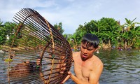 ‘Nơm thủ’ thu tiền triệu sau vài giờ săn cá ở Nghệ An
