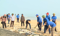 Hơn 150 đoàn viên thanh niên Hà Tĩnh ra quân làm sạch biển
