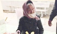 Cụ bà 98 tuổi mang gạo, trứng đến ủng hộ khu cách ly