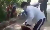 Phẫn nộ cảnh nhóm nữ sinh đánh bạn dã man giữa rừng