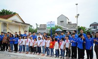 Đoàn thanh niên báo Tiền Phong tặng sân chơi thiếu nhi cho trẻ em miền biển