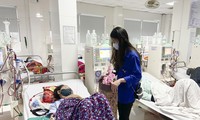 Học sinh Nghệ An mang hương vị tết đến với bệnh nhân nghèo