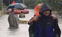 Bộ đội, công an dầm mưa, lội nước cõng dân đến nơi an toàn