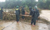 Chiến sỹ Bộ đội Biên phòng lội bùn non giúp dân dọn dẹp, thông đường sau lũ
