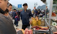 Thịt tươi sống, thịt thú rừng bày bán ở bến đò Thiên Trù
