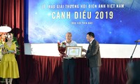 NSƯT đạo diễn Nguyễn Danh Dũng nhận giải Phim truyền hình và đạo diễn xuất sắc. Ảnh: HOÀNG MẠNH THẮNG