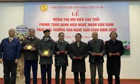 Hội Văn nghệ Dân gian Việt Nam trao tặng thưởng và tổ chức mừng thọ cho các hội viên